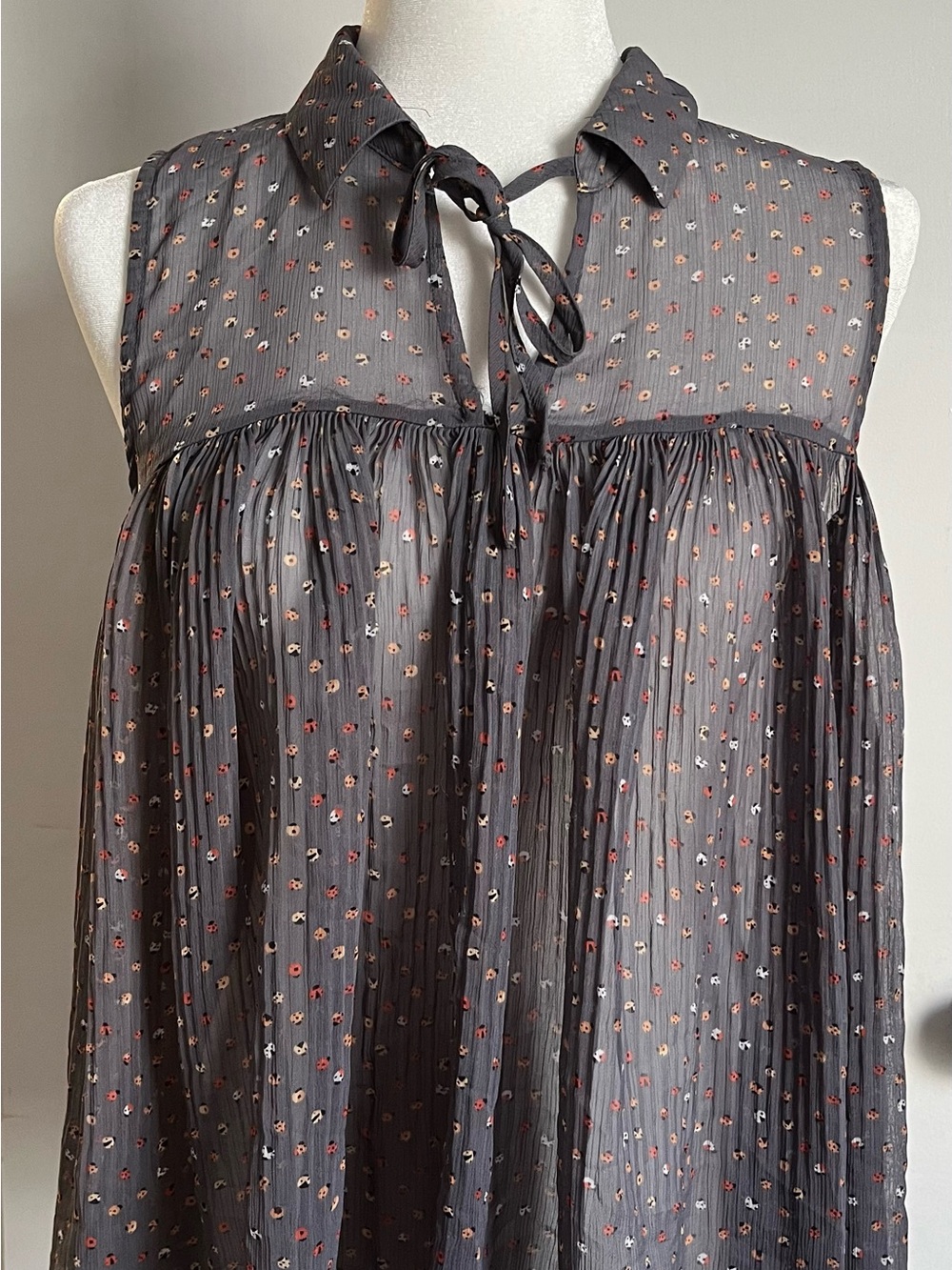 LC Lauren Conrad Charcoal Sleeveless Tie-Neck Floral Pleated blouse